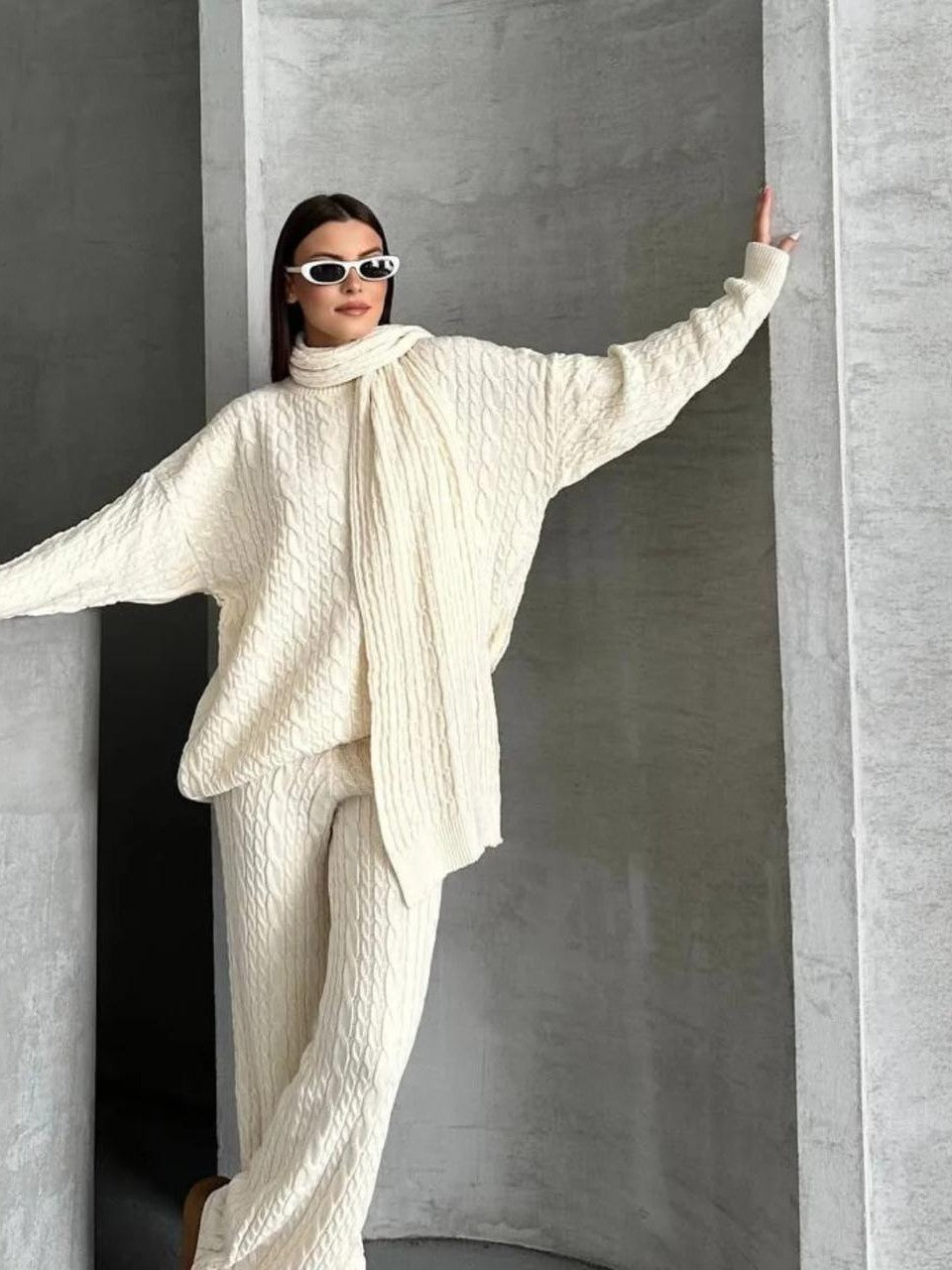 Ensemble torsadé oversize écru, porté de face
